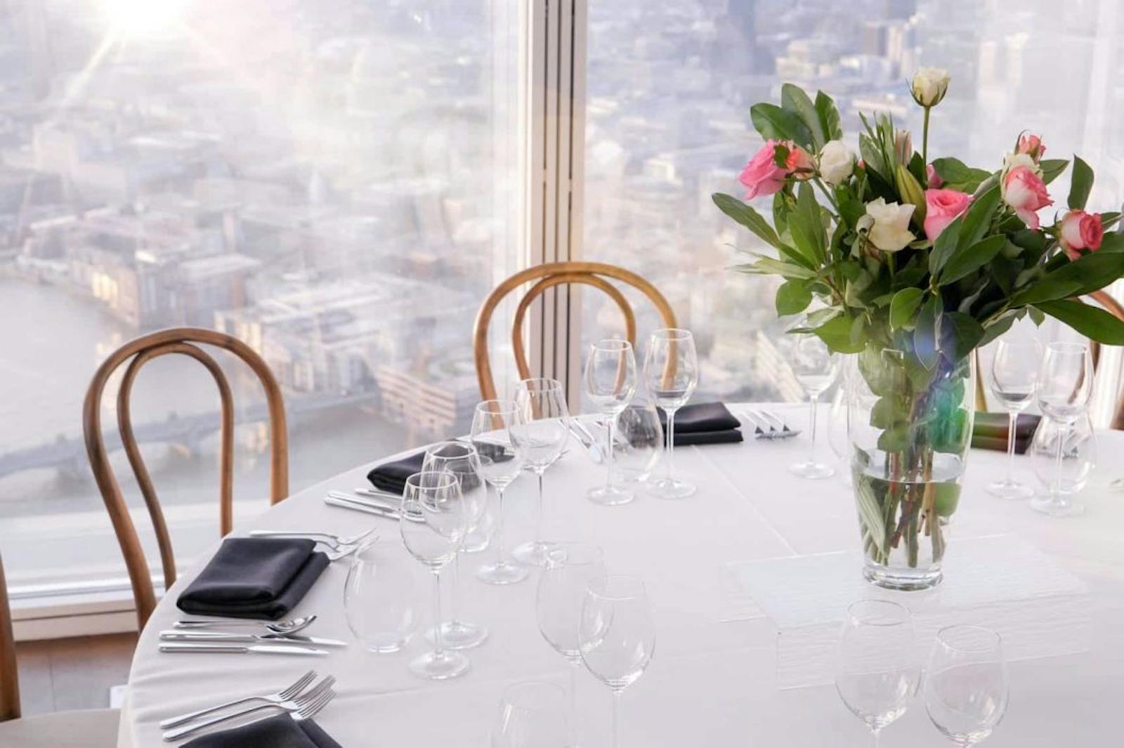 Tavolo apparecchiato e vista urbana da The View from The Shard