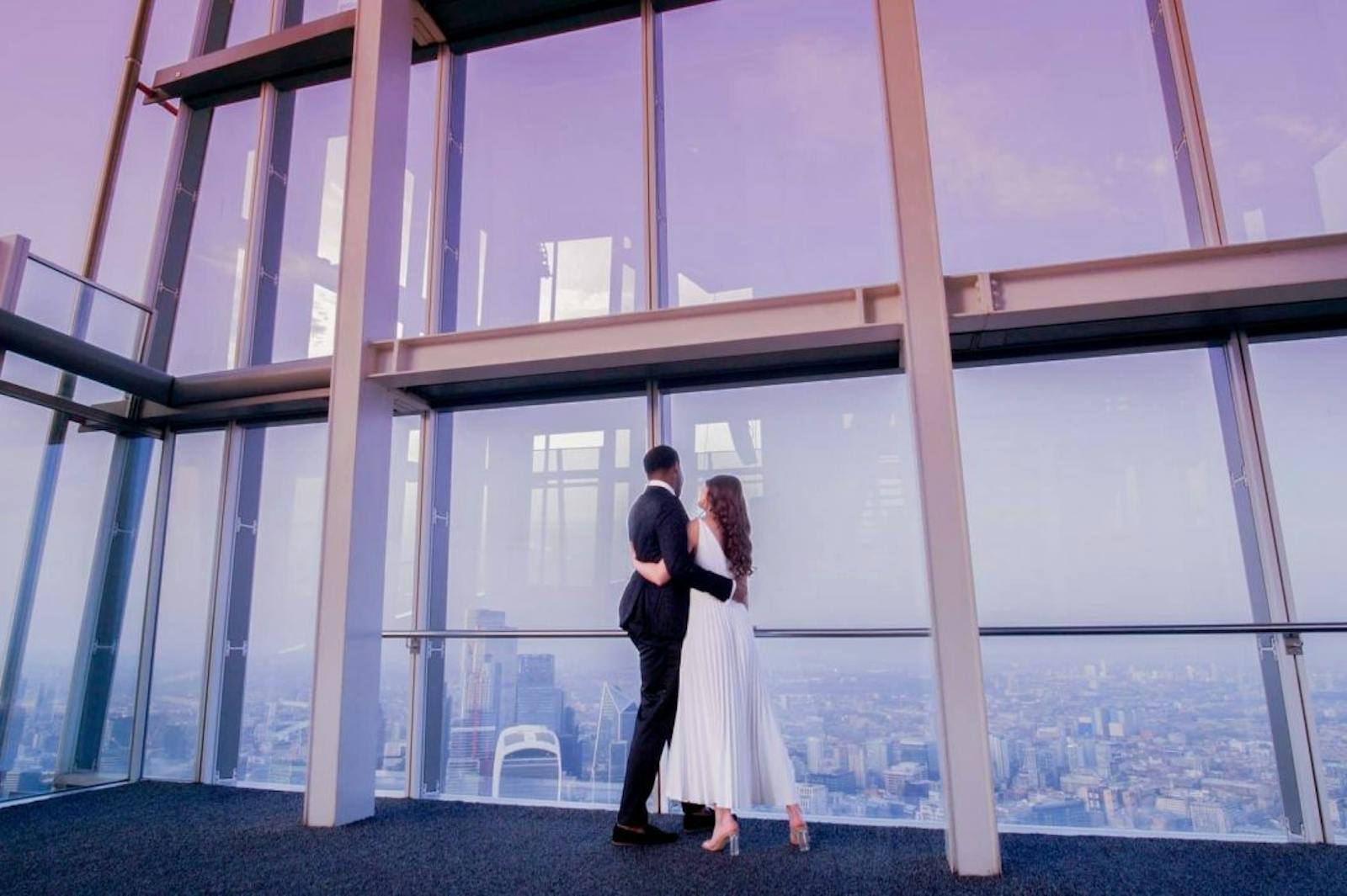 The View from The Shard에서 도시를 바라보는 포옹하는 커플