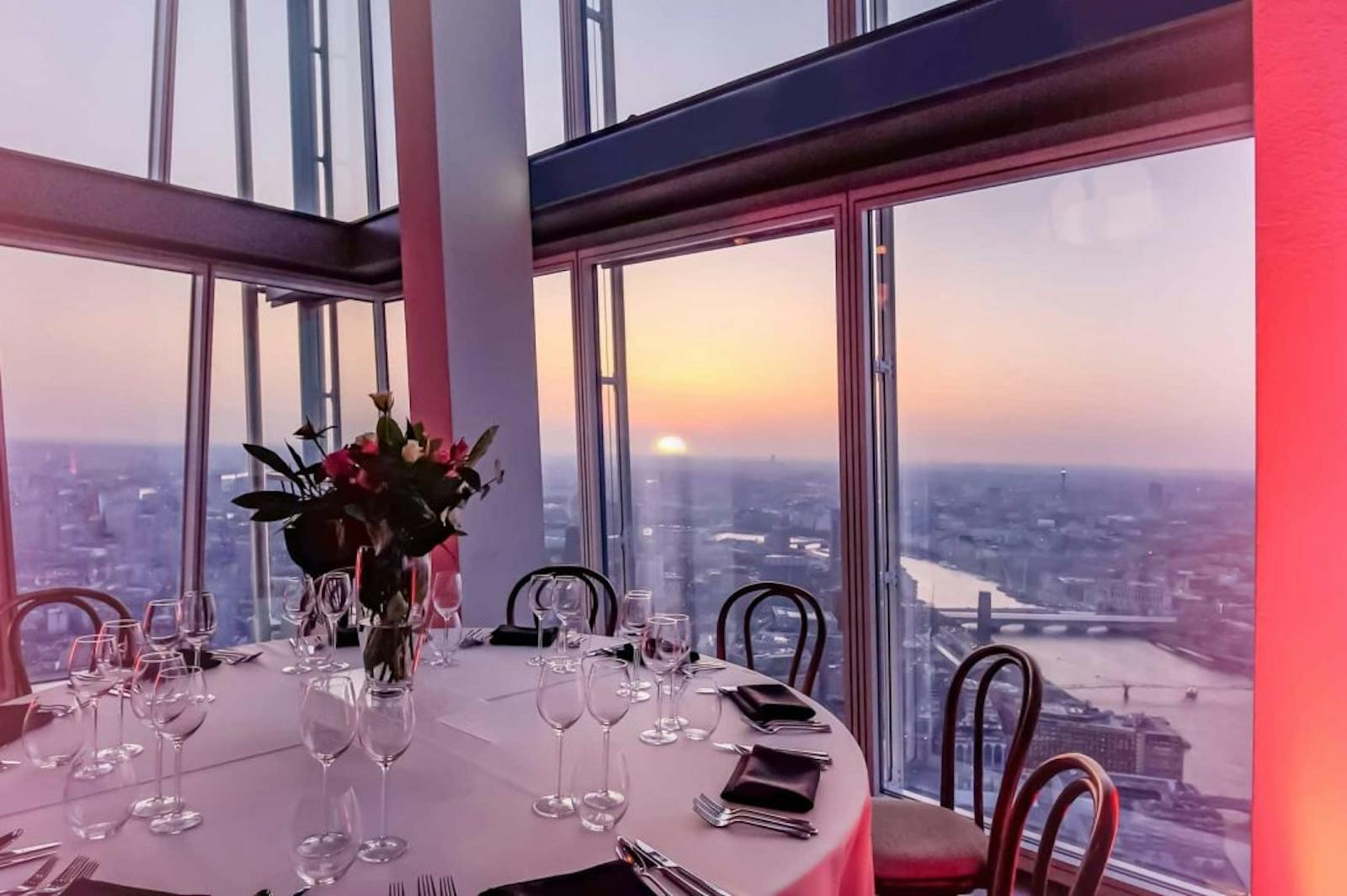 Bord dukat vid solnedgången på The View from The Shard